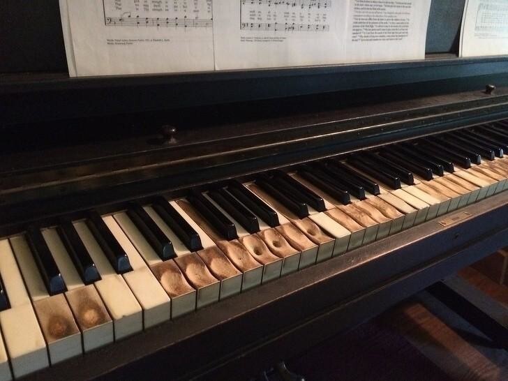 Клавиши старого пианино не выдержали испытания временем