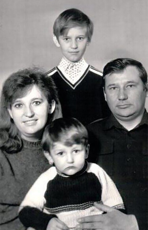 Алексей Навальный (вверху) с братом Олегом и родителями Людмилой и Анатолием, Россия, 1980-е