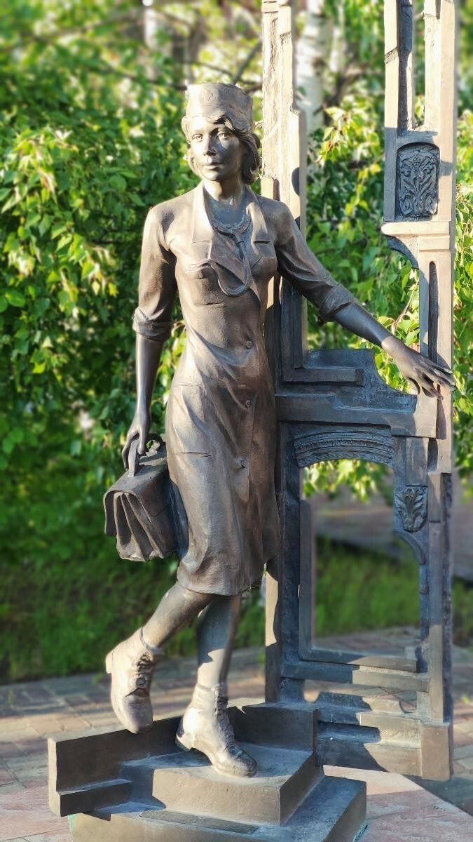 Памятник медсестре, Сургут