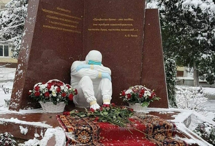 В Махачкале открыли памятник врачам погибшим в борьбе с Covid-19