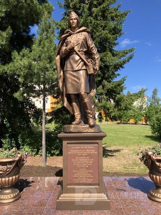 Памятник военной медсестре Няган
