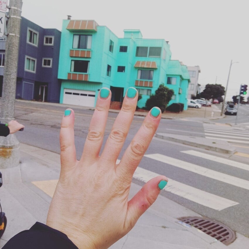 4. «Мои ногти такого же цвета, как этот дом»