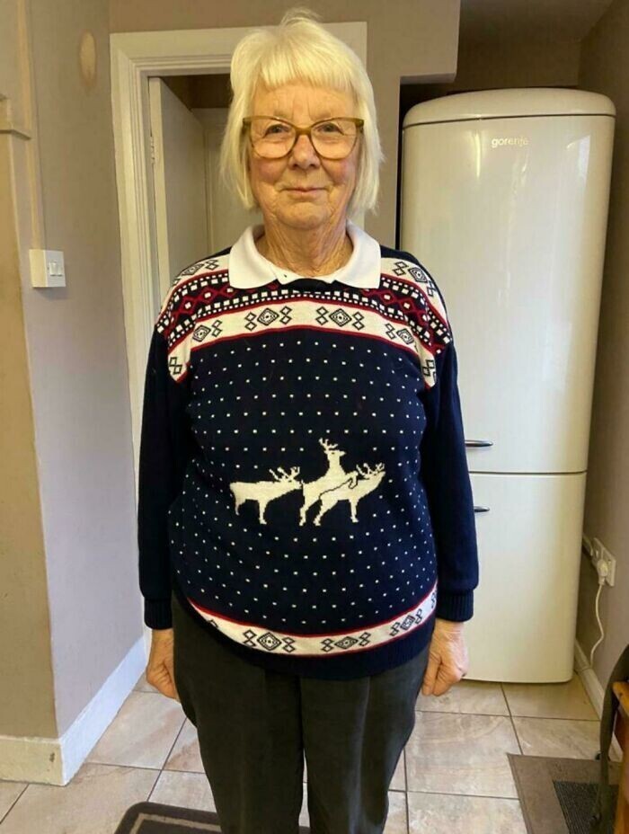 "Моя 81-летняя бабушка плохо рассмотрела рождественский свитер, который купила в этом году"
