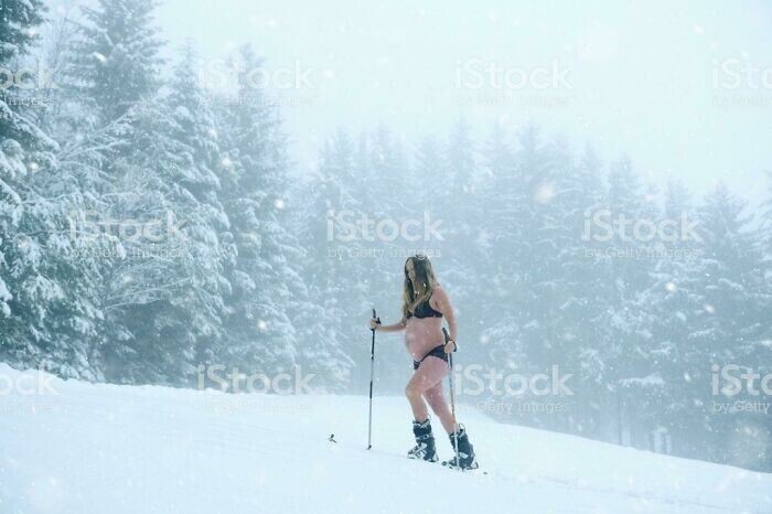 7. Ну отчего бы не прогуляться на лыжах, раз я в бикини и беременная, да и погодка вроде ничего