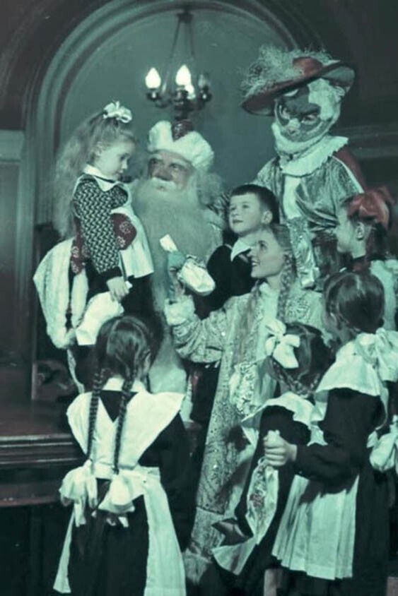 Юные москвичи на новогоднем балу у Деда Мороза, 1954 год
