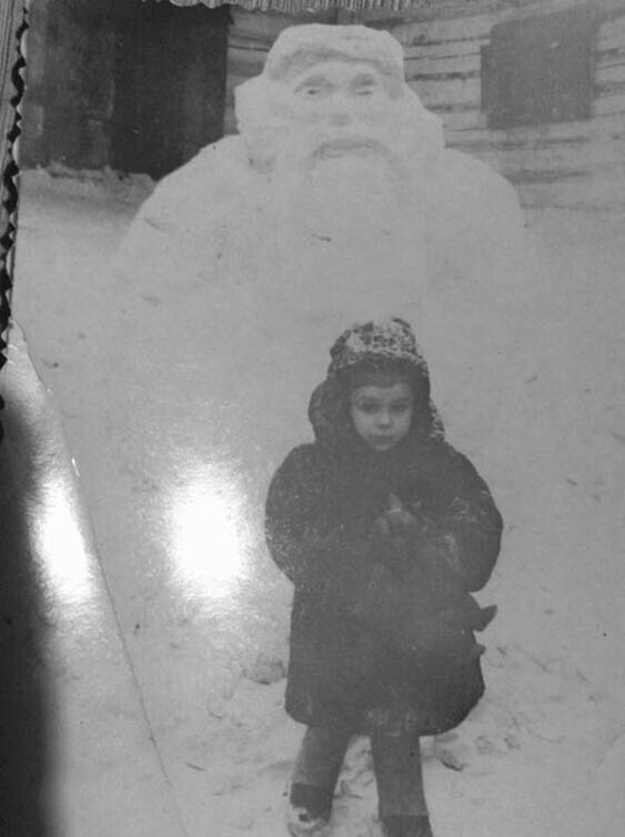 Новый 1960 год. На прогулке в детском садике. Дедушка Мороз колоритный такой. Всех с наступающим!