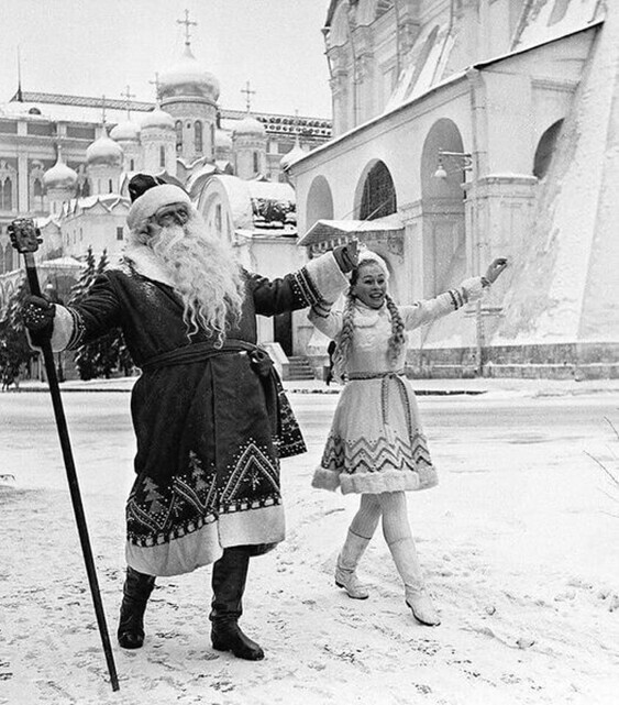 Дед Мороз и Снегурочка в Кремле. 1968 год. Автор неизвестен