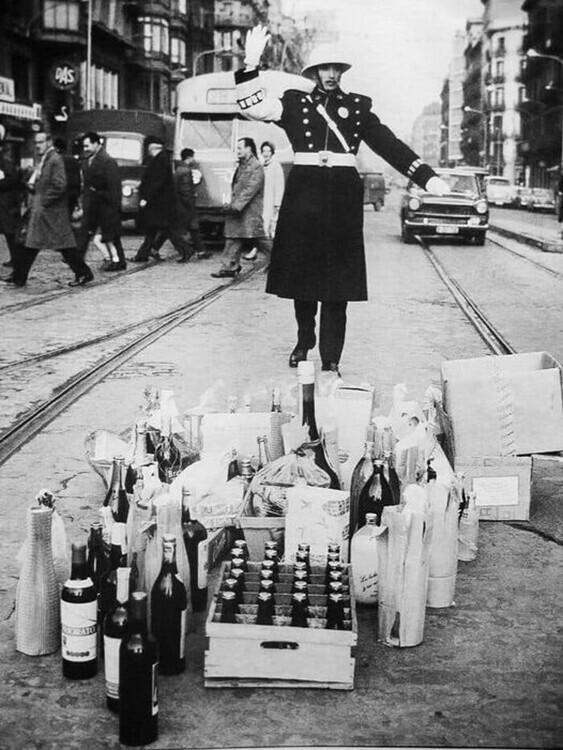 Регулировщик с подарками на Рождество, Барселона, 1970 год