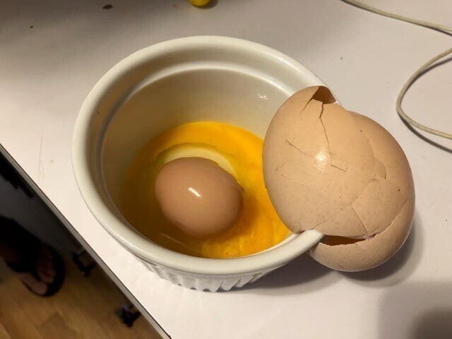 7. Разбиваешь слишком большое яйцо, а там ещё одно яйцо