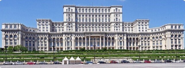 30. Здание румынского парламента - одно из самых больших административных зданий в мире