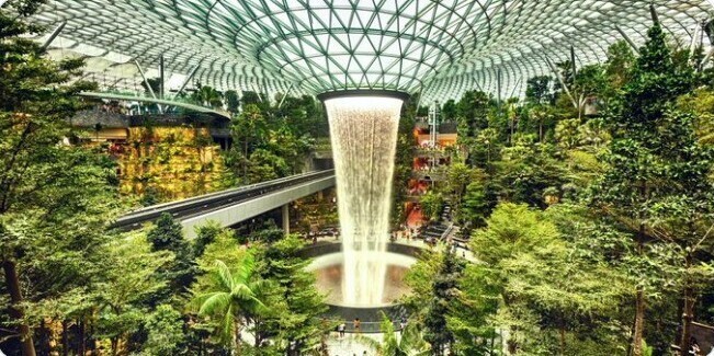 18. Самый большой в мире водопад в крытом помещении можно увидеть в Сингапурском аэропорту