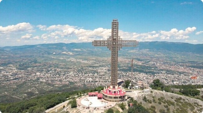 23. Один из самых больших крестов в мире находится в Северной Македонии