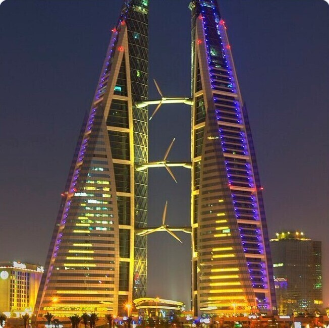 16. В Бахрейне есть здание с тремя встроенными ветряными турбинами
