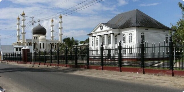 8. В Суринаме (Южная Америка) есть местечко, где на одной улице рядом построены мечеть и синагога