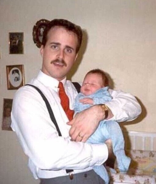 13. «Мой папа, который держит на руках своего сына, похож на измученного продавца подержанных автомобилей… в свои 19 лет»