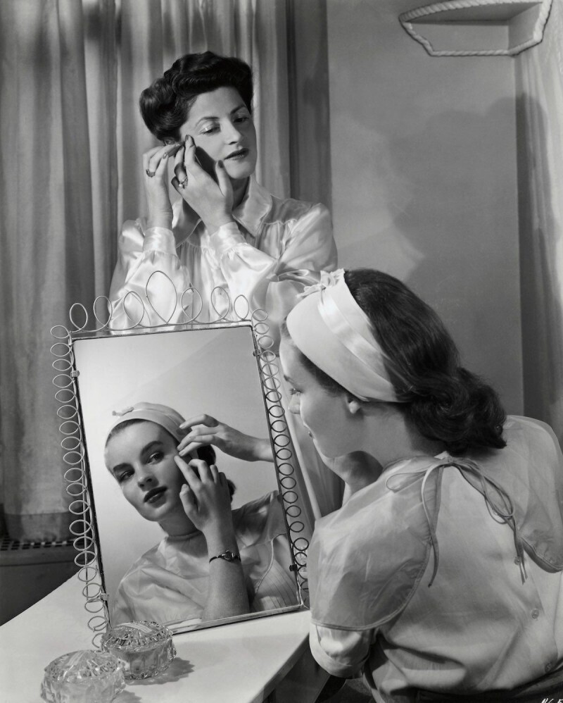 Девушки обучаются макияжу в школе Элены Рубинштейн