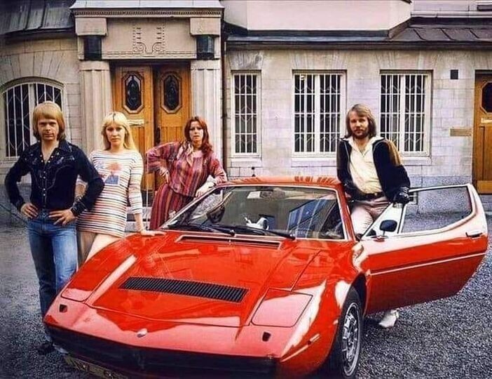 Группа АББА всем составом позирует рядом с новеньким Maserati Merak, купленным Бенни Андерссоном