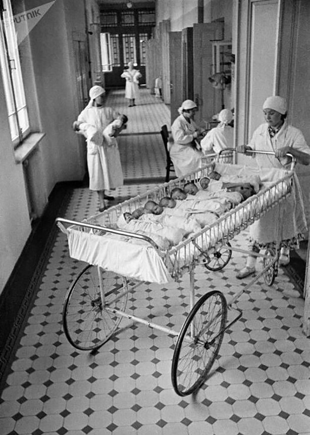 Время кормления новорожденных в одном из роддомов Москвы. 1955