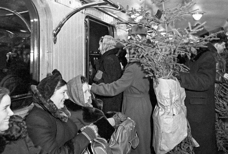 Пассажиры московского метро перед Новым годом. Фото М. Озерского, декабрь 1955 г.