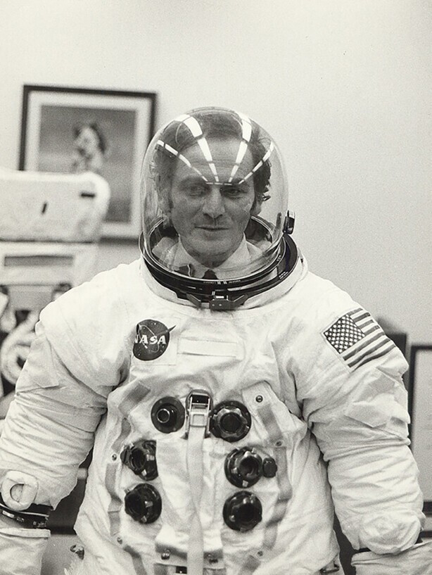 Пьер Карден в скафандре астронавта "Appollo 11", 1969 год, США