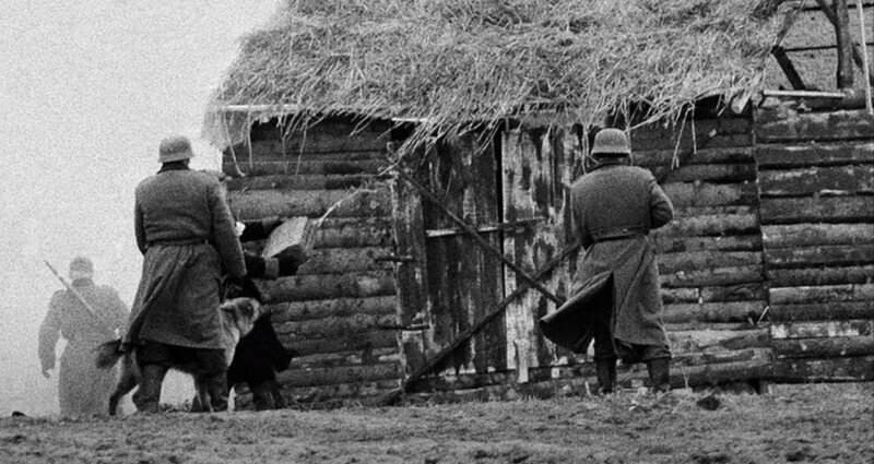 Фашисты сжигают амбар. СССР, 1943