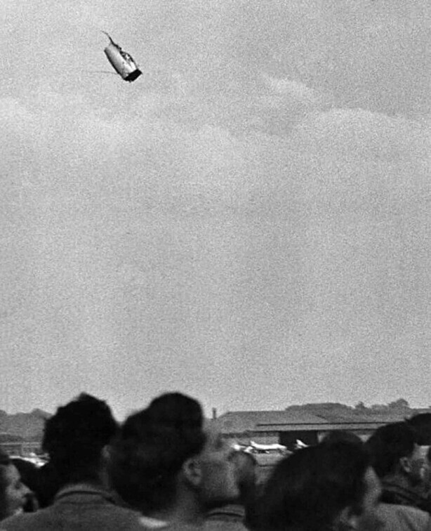 Кабина палубного истребителя DH.110 «Си Виксен» летящая в зрителей на авиашоу Фарнборо. Англия, 6 сентября 1952 года