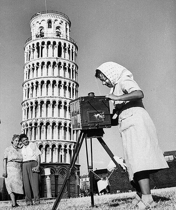Пара фотографируется на фоне Пизанской башни, Италия, 1954 год