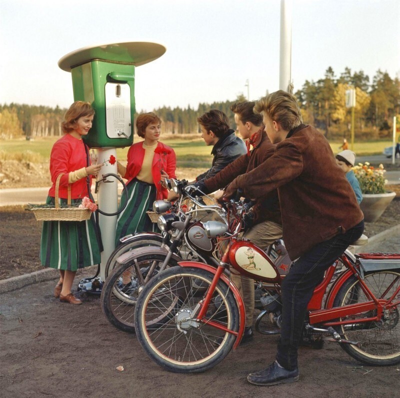 Открытие заправочной станции для мопедов в Стокгольме, Швеция. 1958 г.