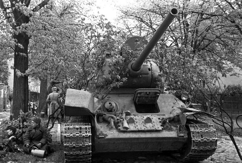 Бойцы Красной Армии обедают у танка Т-34-85. Германия, весна 1945 года.