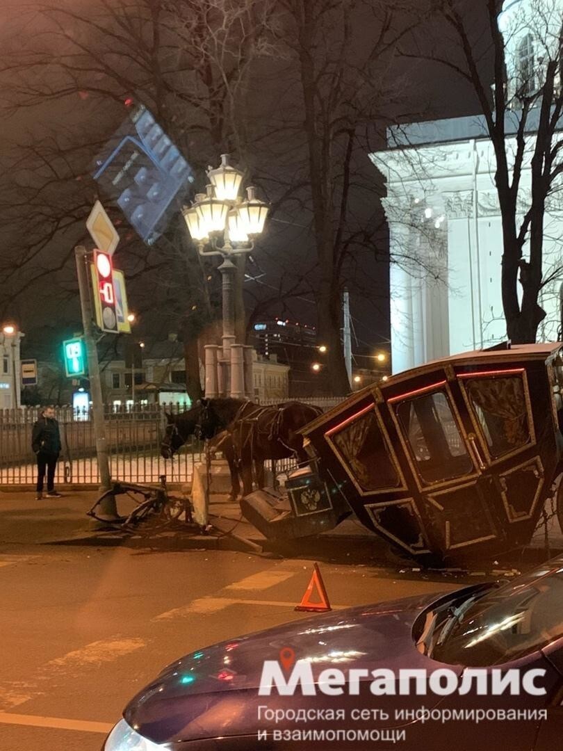 В Санкт-Петербурге карета с лошадьми попала в аварию на дороге