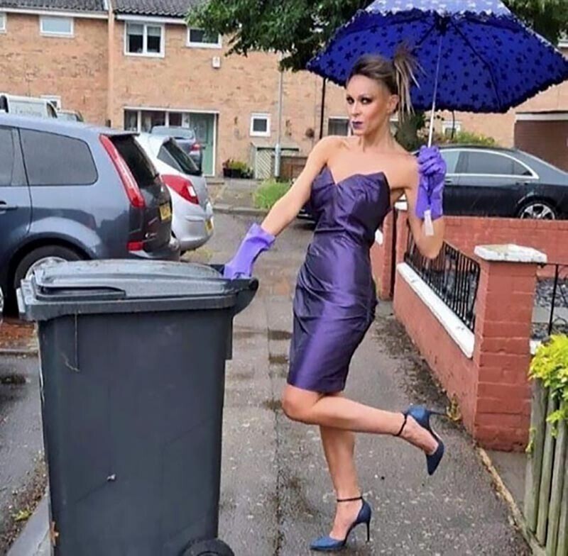 При полном параде: британка каждую среду выносила мусор в новом платье