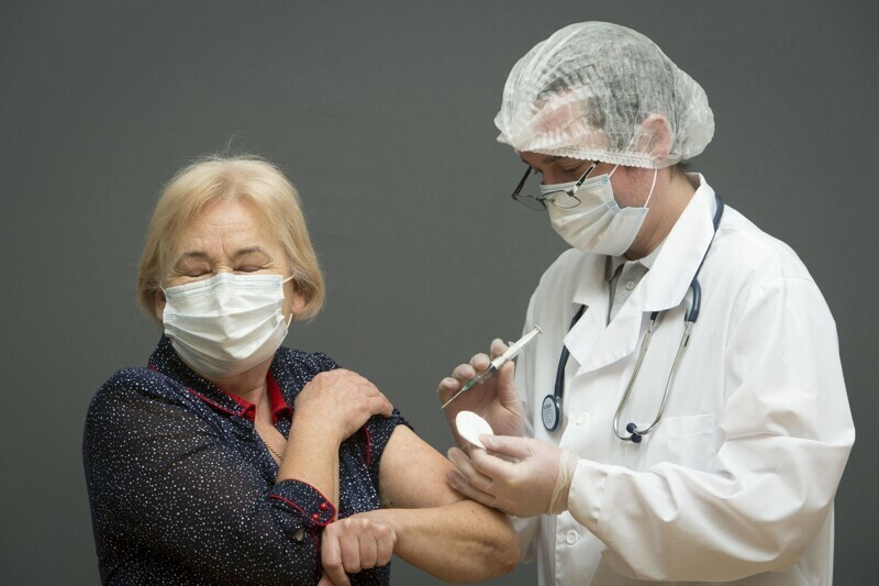 Европа пожадничала на вакцины от коронавируса и теперь расплачивается