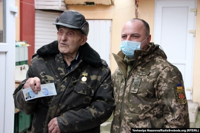 90-летний ветеран Организации украинских националистов Василий Семеляк получил удостоверение участника боевых действий.
