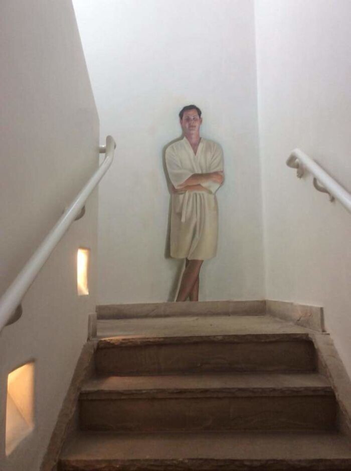 "Этот нарисованный чувак встречает вас на лестнице, ведущей в спортзал отеля. Черт, что-то я струхнул"