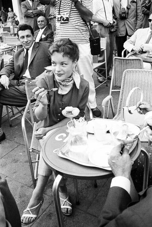 Роми Шнайдер наслаждается мороженым на площади Сан-Марко в Венеции, 1957 год