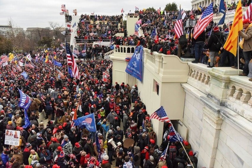 Протесты трампистов и штурм Капитолия: фото, видео и мемы