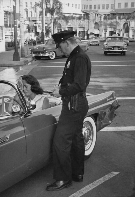 США 1955 г.Полицейский выписывает штраф.