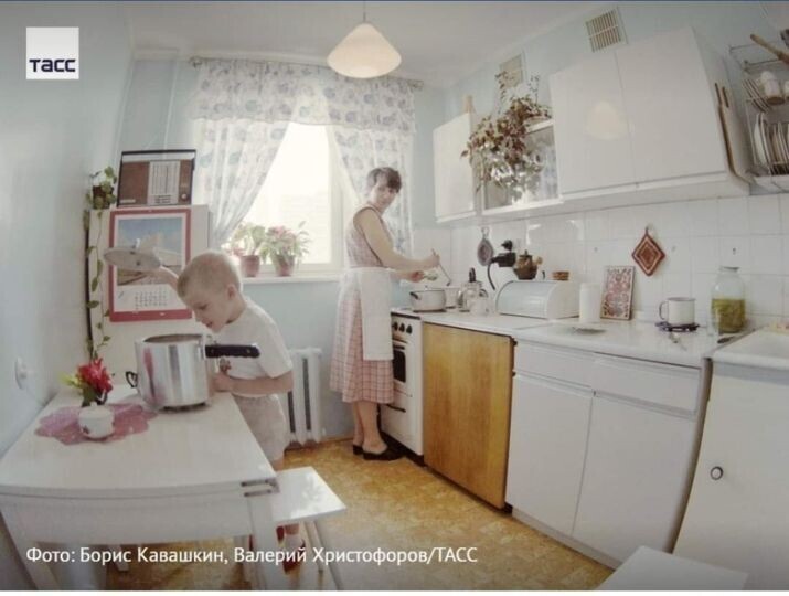 Сын помогает маме на кухне. СССР, 1986 год