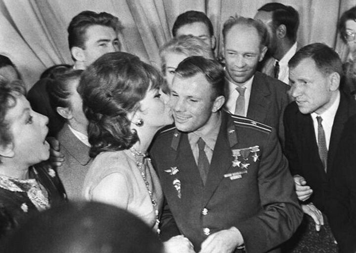 Встреча Джины Лоллобриджиды с Юрием Гагариным на Втором Московском международном кинофестивале в 1961 году