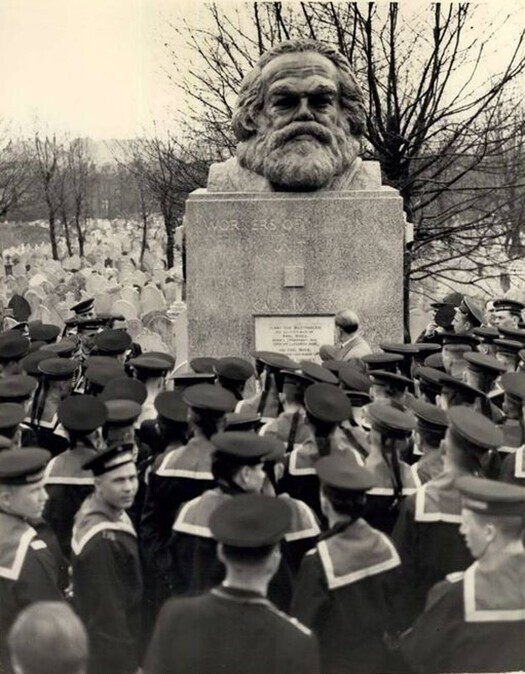 Советские моряки посещают могилу Карла Маркса. Лондон. Великобритания. 1956 год.