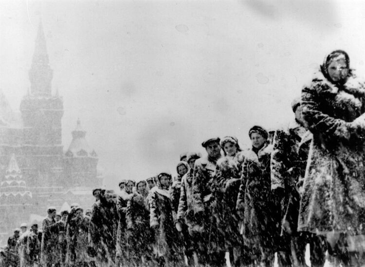 В ожидании увидеть Ленина в мавзолее, Москва, СССР, 1959 год