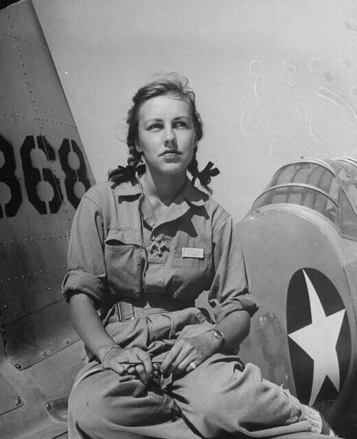 Ширли Слейд - одна из летчиц WASP (Women Airforce Service Pilots),экспериментальной программы замены мужчин-пилотов. 1943 год