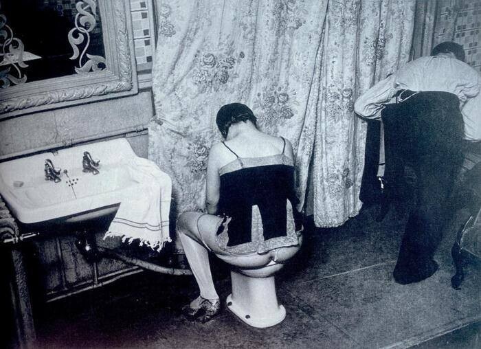 Брассай (Дьюла Халас), «Интимная гигиена в борделе на улице Кенкампуа в Париже».1932