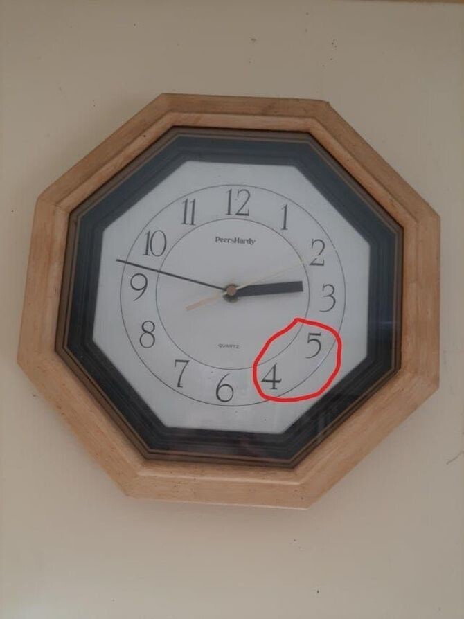 «Эти часы провисели на стене 20 лет. Стоит ли говорить, что они нередко сбивали с толку?»