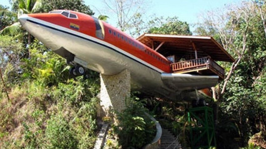 Знаменитый отель в Национальном парке Коста-Рике. Этот Боинг 727 находится здесь, посреди тропического леса с 1965 года и является достопримечательностью курорта Верде