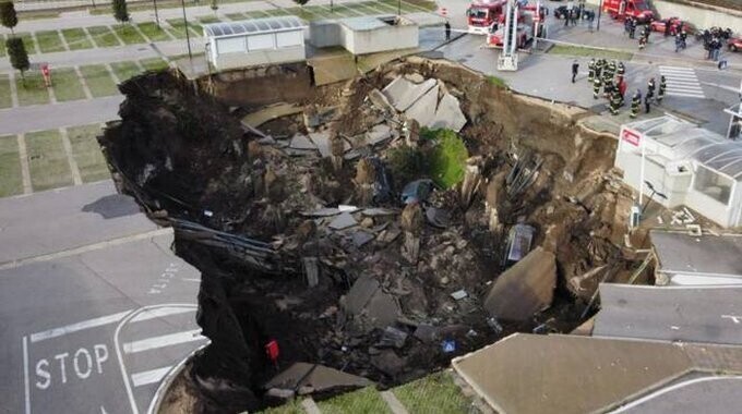 Земля разверзлась: автомобили возле неапольской больницы поглотила воронка