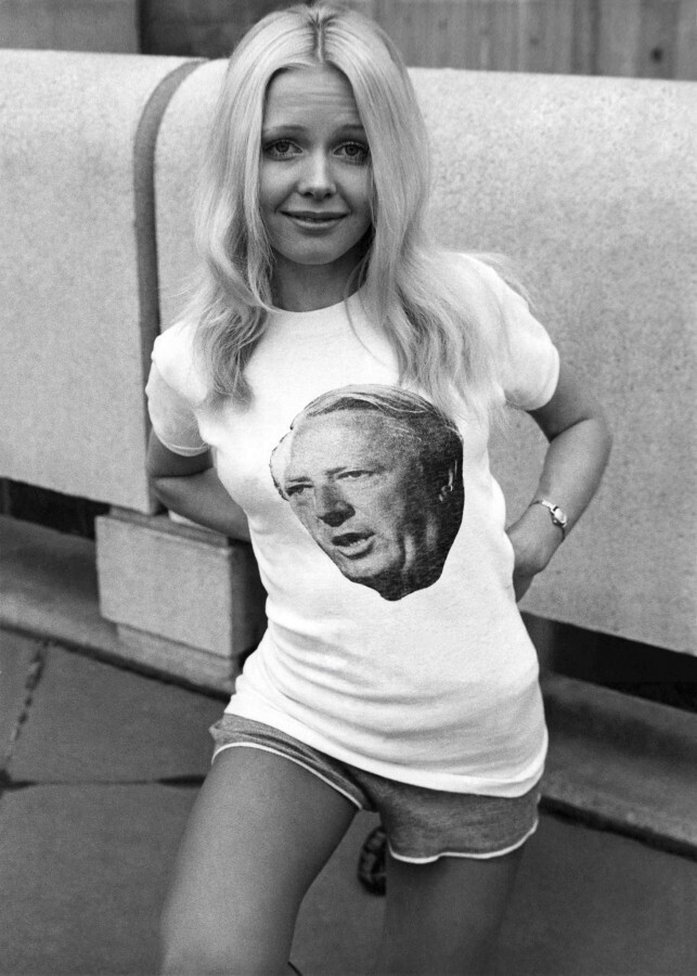 Январь 1971 года. Великобритания. Реклама распродажи. Один из немногих товаров, цена на который заметно снизилась в 1970 году - футболка с портретом британского премьер-министра Эдварда Хита.