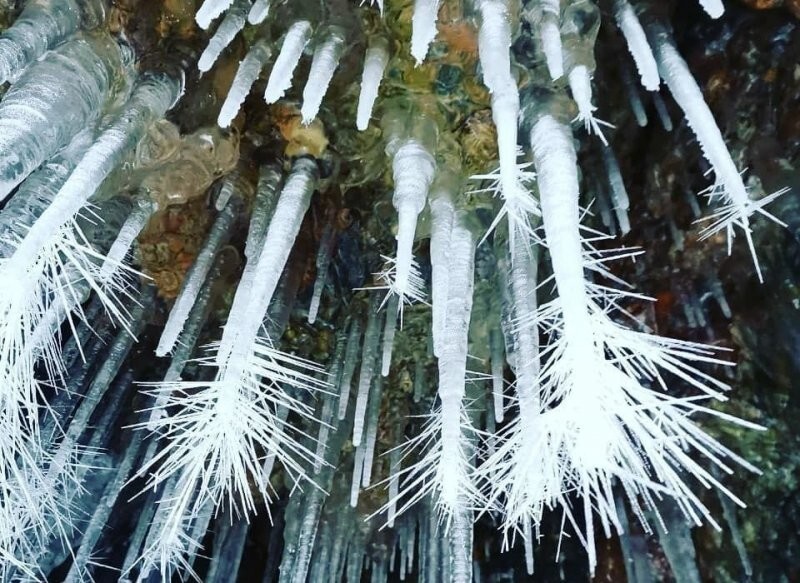 На Байкале заметили необычные сталактиты