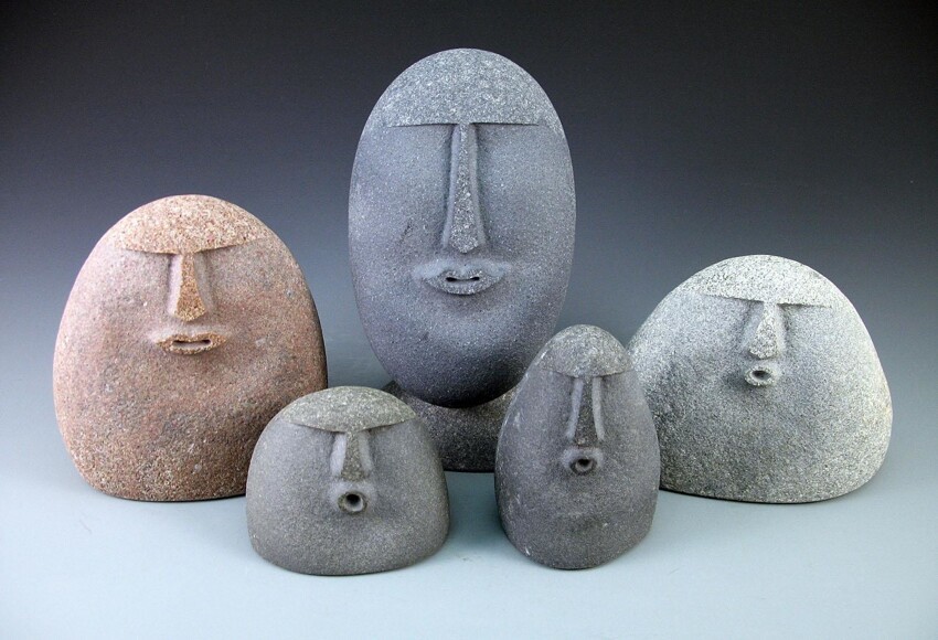 Эти камни сделаны чикагской художественной студией Silver Stone Handcrafted. Всего таких композиций, сделанных с помощью пескоструя 14 штук