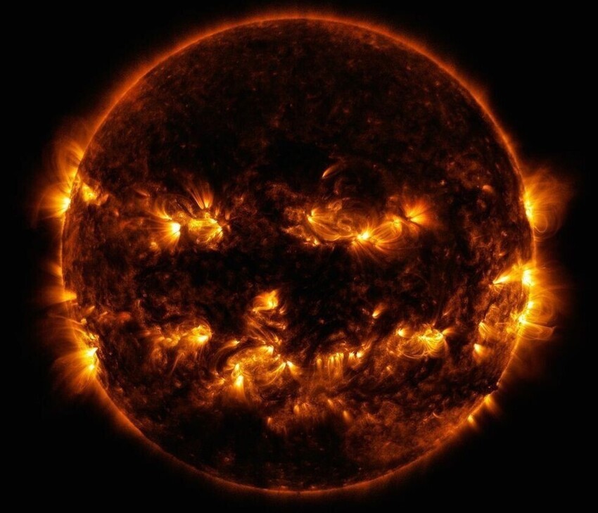  Улыбка на Солнце. NASA/SDO